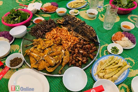 ECHOES 02 – CẦU HÀM RỒNG – CÔNG VIÊN TƯỞNG NIỆM – FOODTOUR CHỢ VƯỜN HOA