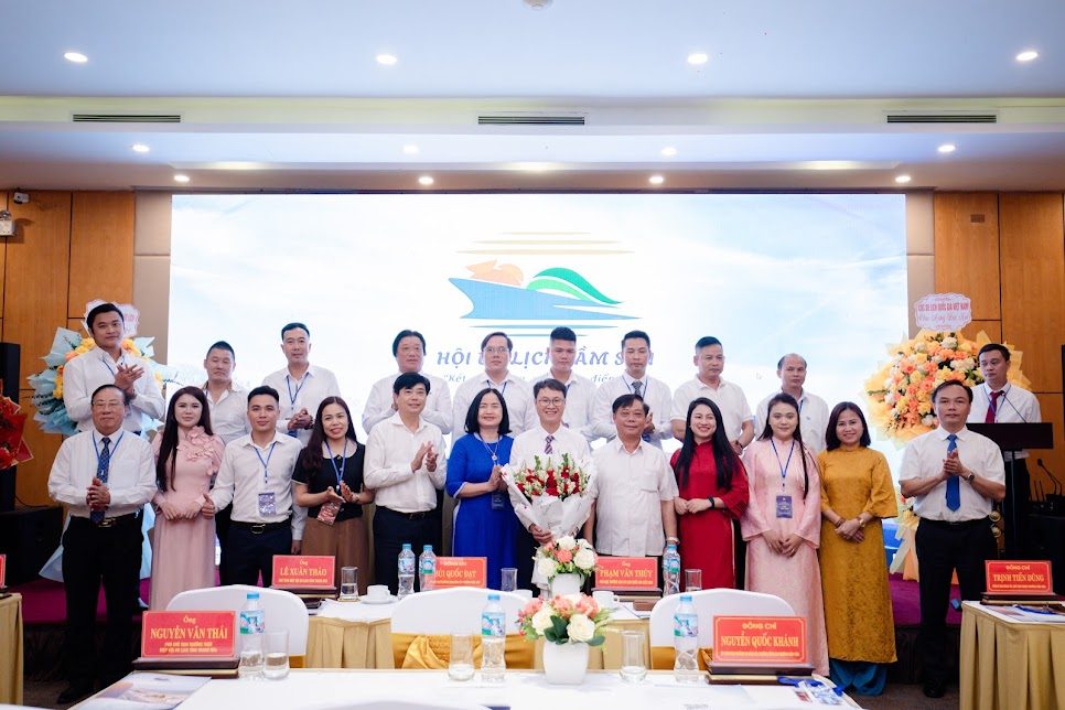 Bà Nguyễn Thị Hà Phương nhận hoa chúc mừng tại Đại hội Hội Du lịch phường Sầm Sơn