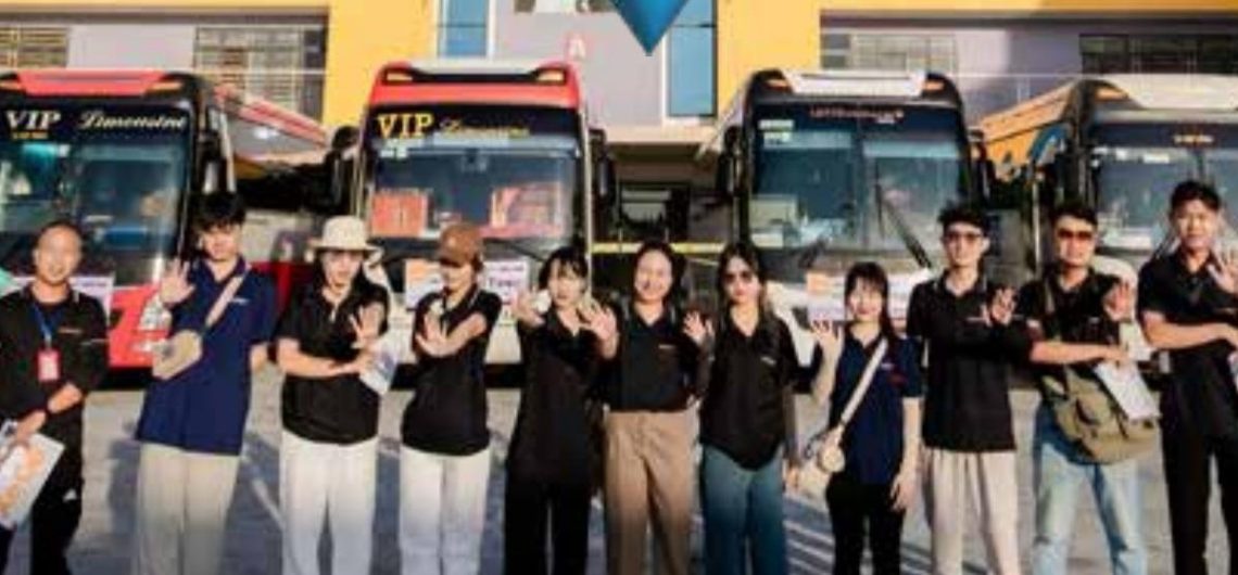 Đội xe VIP Limousine phục vụ đưa đón khách của VNPlus Travel & Event