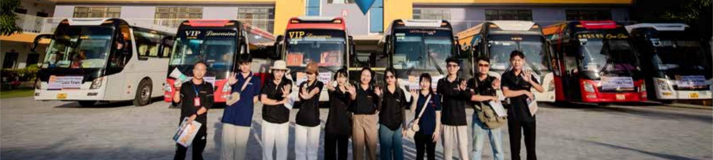 Đội xe VIP Limousine phục vụ đưa đón khách của VNPlus Travel & Event