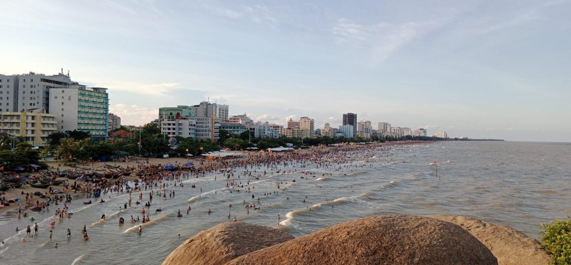 Bãi biển Sầm Sơn nhìn từ Hòn Cổ Giải