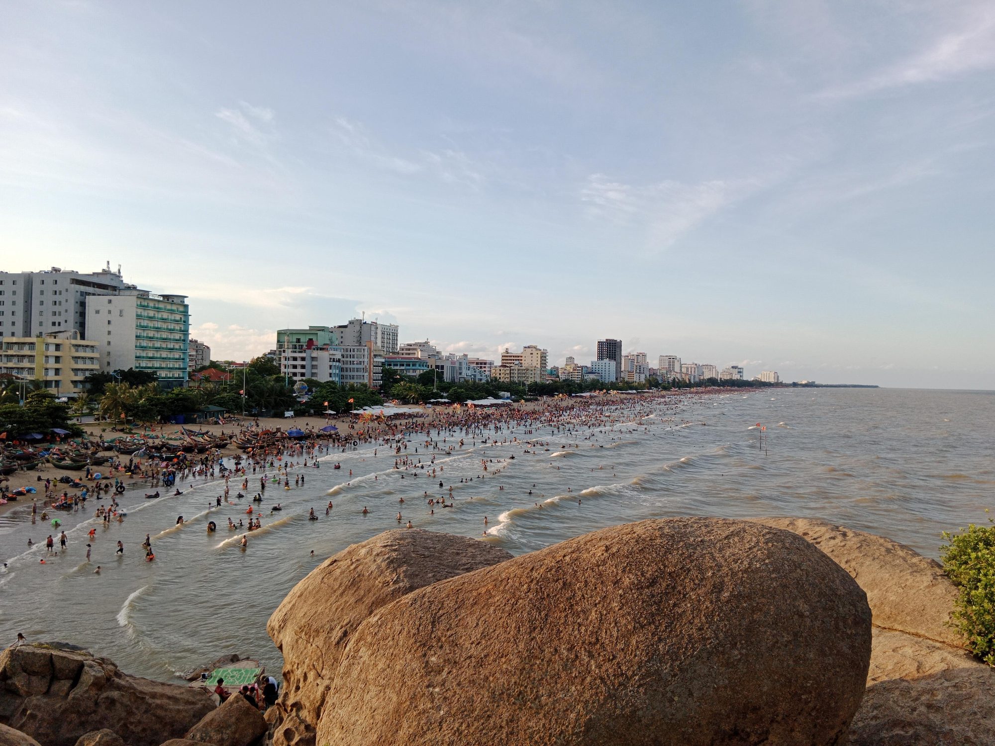 Bãi biển Sầm Sơn nhìn từ Hòn Cổ Giải